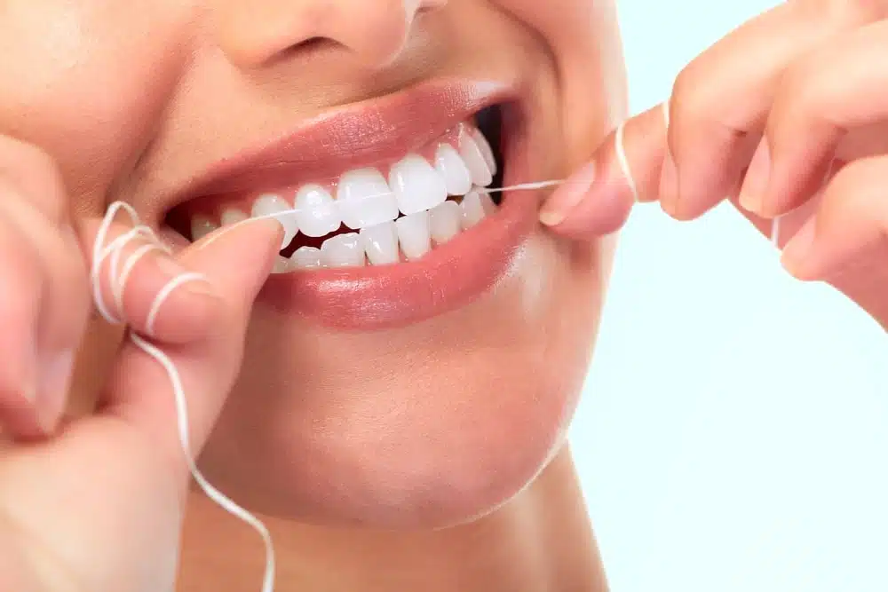 استفاده از نخ دندان پس از ایمپلنت