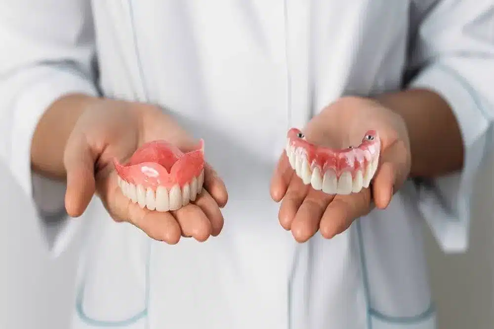 تفاوت پروتز و ایمپلنت دندان
