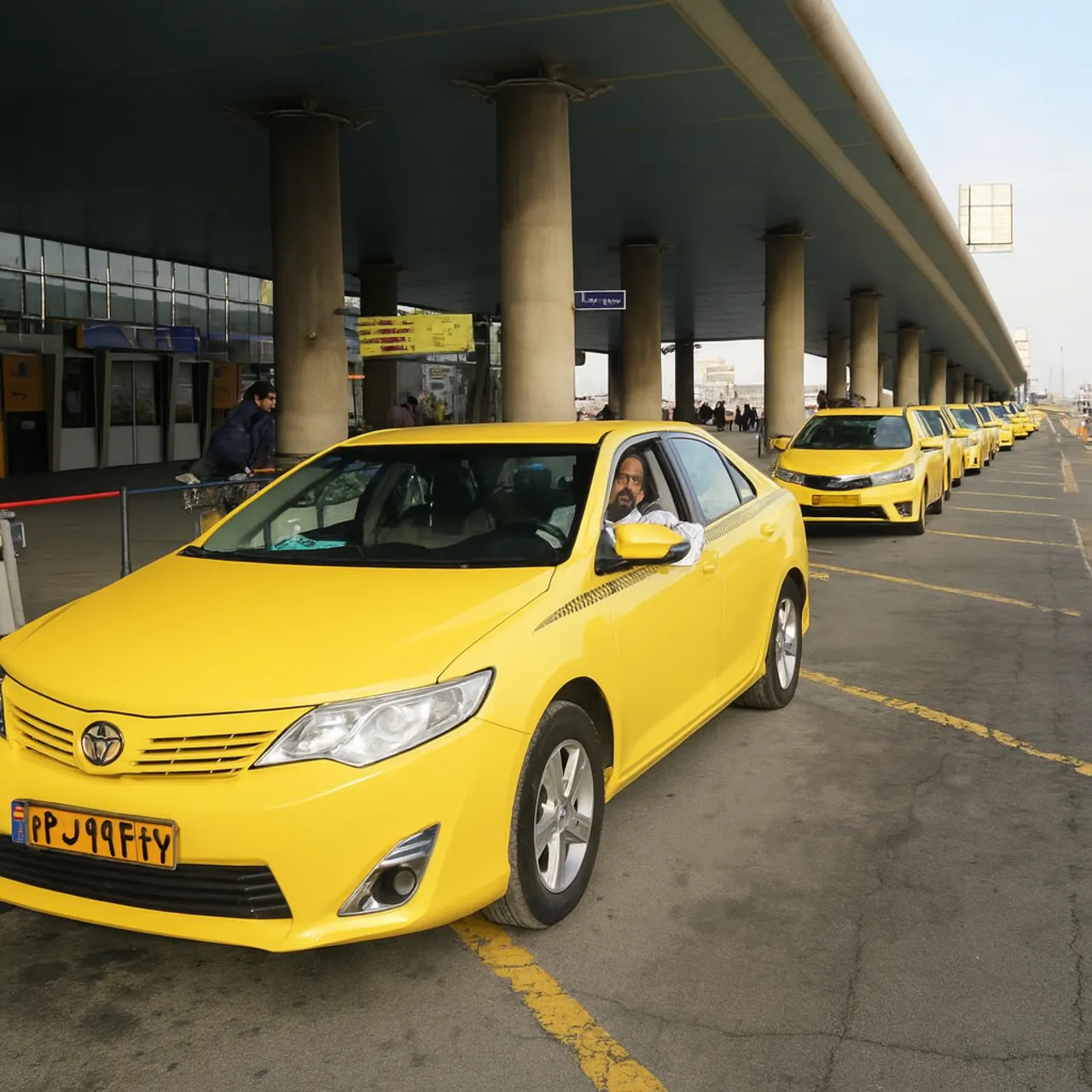 تاکسی‌های زرد در صف ترنسفر فرودگاهی برای توریست دندانپزشکی در فرودگاه بین‌المللی